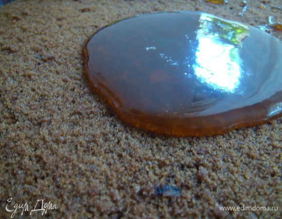 уварить абрикосовый сироп, или использовать готовый абрикосовый джем (или повидло), пропитать и обмазать им сверху торт