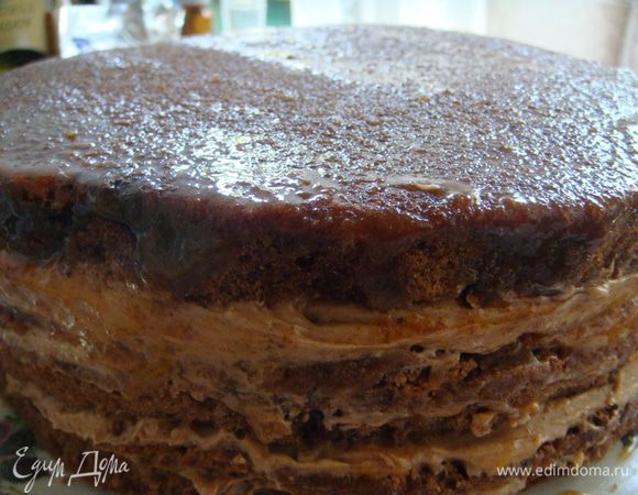 Приготовить глазурь, для этого растопить 100 г горько (можно молочного) шоколада со сливками на огне, постоянно помешивая, глазурь станет гуще, если хотите сделать ее жиже, добавьте сливок и ещё перемешайте. Можно приготовить домашнюю глазурь, традиционно на 3 ст.л. сметаны 3 ст.л. сахара 3 ст.ложки какао и в конце 1 ст.л. сл.масла.