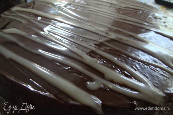 Заглазировать наш торт, и сделать вот такие полоски белым шоколадом, собственно вы можете украсить как угодно по желанию**Voilà и Bon Appétit !
