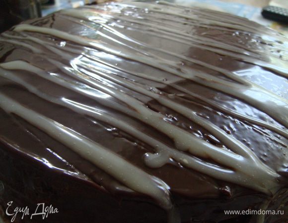 Заглазировать наш торт, и сделать вот такие полоски белым шоколадом, собственно вы можете украсить как угодно по желанию**Voilà и Bon Appétit ! 