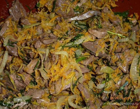 Готовую печень выкладываем к луку и моркови, добавляем мелко порезанный укроп, перемешиваем. Начинка готова.