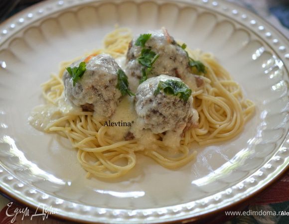 Готовые мясные шарики подаем с соусом горячим. Приятного аппетита.