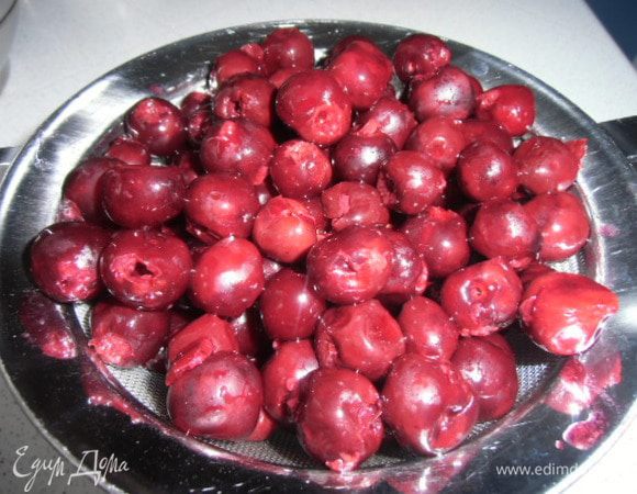 Вишню выложить на сито и отцедить сок