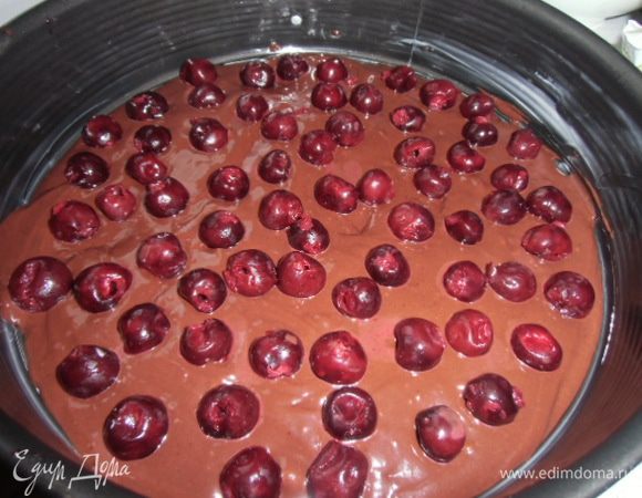 Форму смазать маслом и выложить половину теста. Сверху разложить вишню и слегка утопить в тесте. Выпекать при 180 С около 30 минут (до сухой спички) 