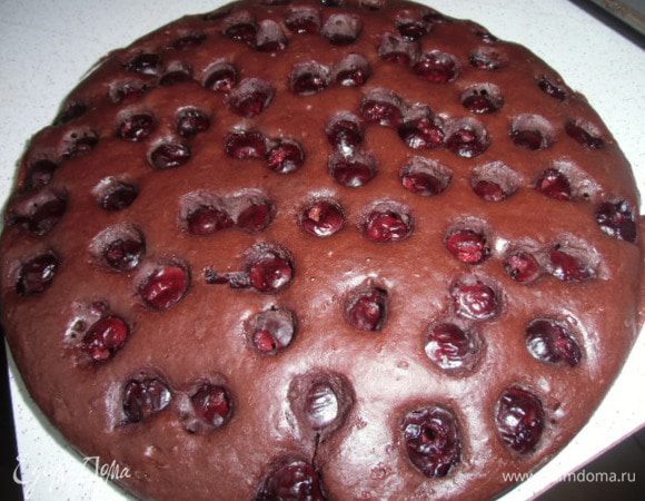 Вынуть корж из духовки и остудить. Выпечь второй корж 