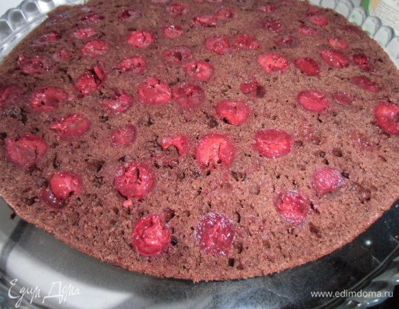 Разрезать коржи по горизонтали на две части. Коржи получаются пористыми и слегка влажными!