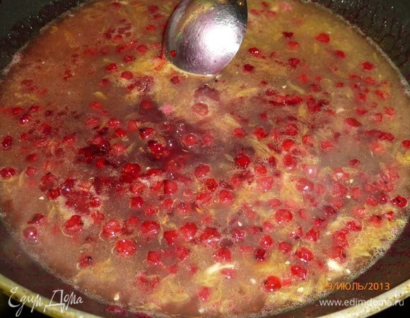 В это время готовим соус. В сковороду кладем сливочное масло, клюкву, сахар и свежевыжатый сок 1 апельсина ( сока у меня получилось 150 г). По желанию можно добавить немного натертого имбиря.