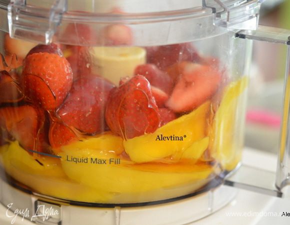 Манго спелый очистить от кожуры и косточки, порезать, сложить в кухонный комбайн или в блендер, также клубнику очистить от плодоножки. Сложить в блендер, взбить. Добавить сок лайма и мед, взбить.