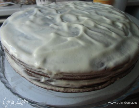 Промазать кремом коржи