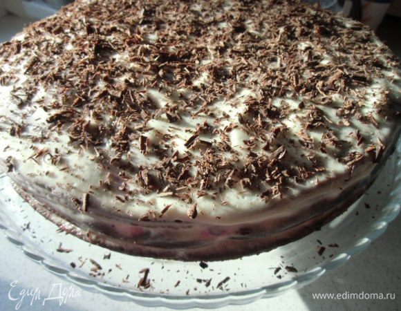 И какой торт без украшения? Сделать стружку из шоколада с помощью овощечистки и посыпать торт