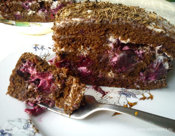 Оставить на пару часов для пропитки. Что может быть вкуснее шоколадного бисквита с вишней? Только шоколадный бисквит с вишней, пропитанный сметанным кремом. 