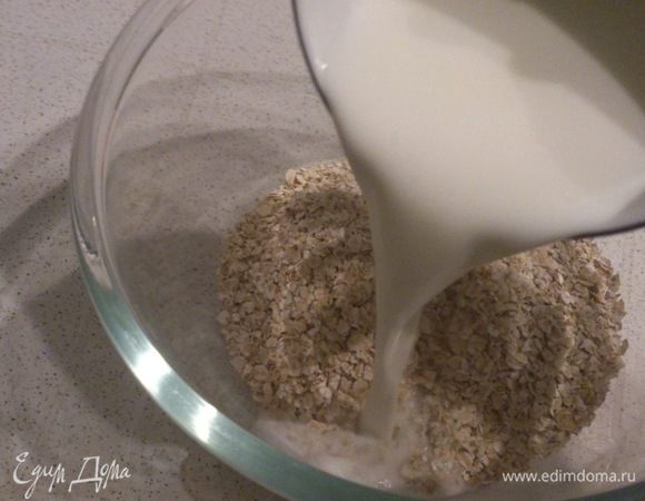 Нагреть молоко до 90 С и залить хлопья