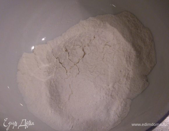 Просеять в миску муку, крахмал и разрыхлитель