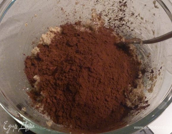 Добавить к хлопьям какао, сахар и сливочное масло 