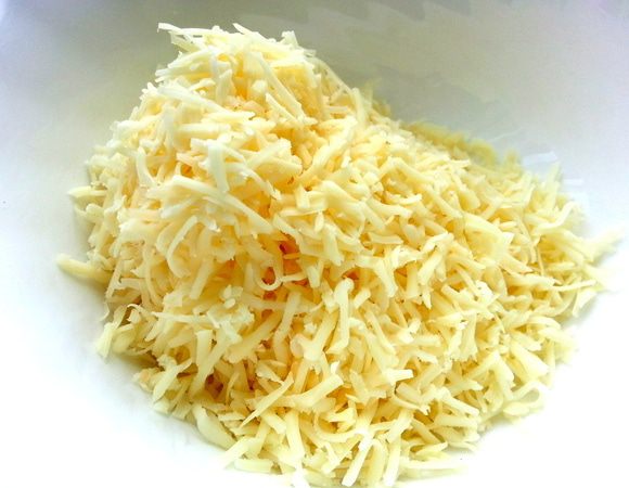 Сыр натираем на мелкой тёрке...