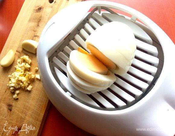 Яйца отвариваем,остужаем и измельчаем на яйцерезке.