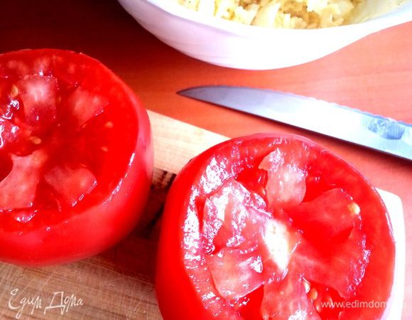 Ведём ножом вдоль боков, не доходя до самого дна...