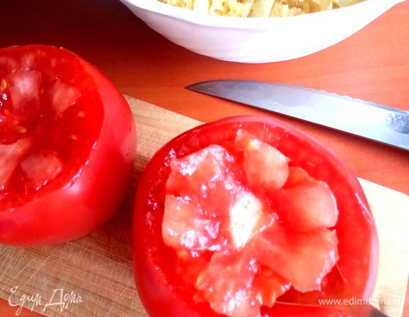 Поддеваем десертной ложкой мякоть и вынимаем! Можно скушать чудесную сочную мякоть, а можно использовать в огуречный салатик)))