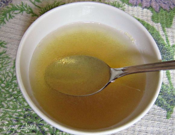 Желатин замочить в холодной воде на 15 мин.