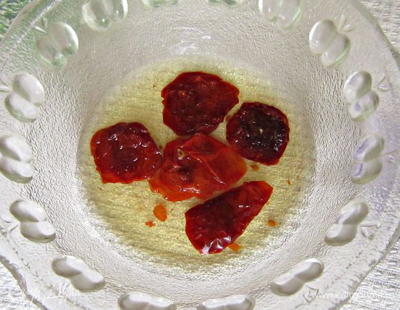 Вяленые помидоры замочить в тёплой подсоленной воде на 20 мин. Затем воду слить и помидорки мелко нарезать.