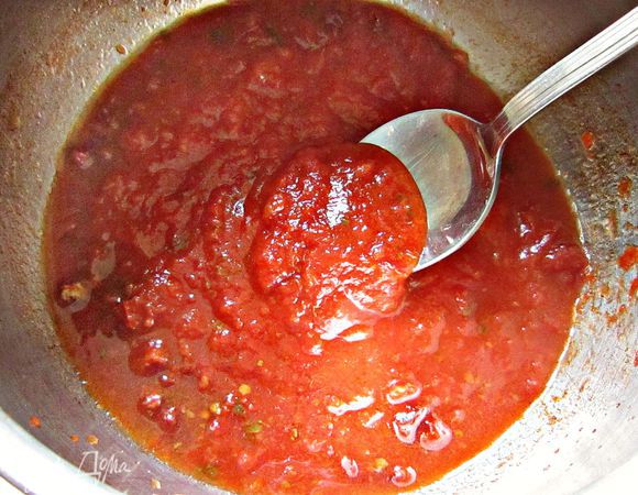 Подмешать помидорки в томатное пюре, добавить соль, перец, базилик, поставить на огонь и довести до кипения. Массу снять с огня, добавить желатин и хорошо перемешать.