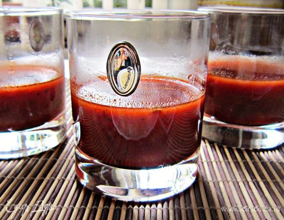 Массу разлить по стаканам (их количество зависит от размера стаканов). У меня получилось 3 шт. Поместить в холодильник до застывания. Ускорить процесс можно, поместив стаканчики в морозильную камеру.