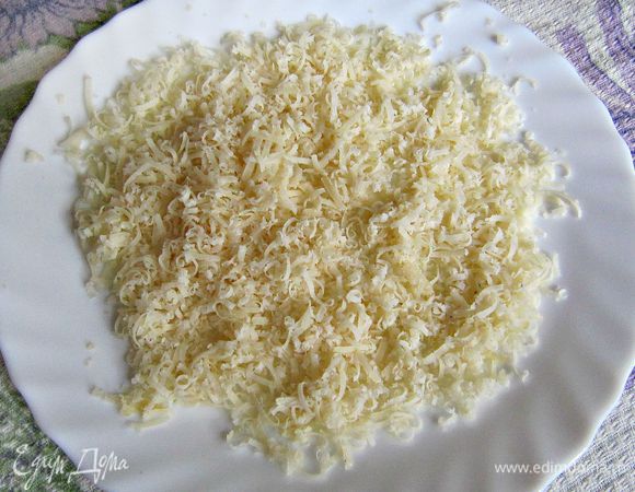 Пармезан натереть на мелкой тёрке. 