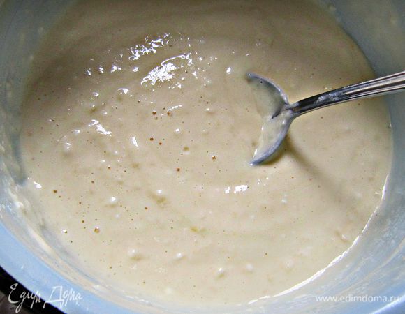 Белки взбить в крепкую пену и аккуатно добавить к желткам с сыром. 