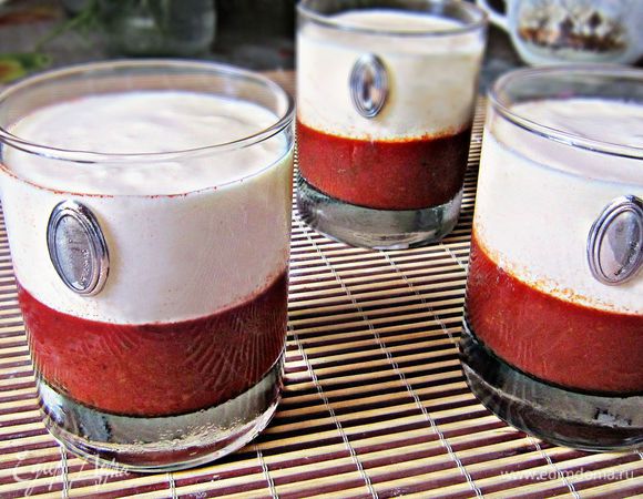 Сырно-яичную массу распределить по стаканам с застывшим томатным пюре и поместить в холодильник. Рекомендуется выдержать на холоде 12 ч , но у меня получилось гораздо меньше - около 5 ч.