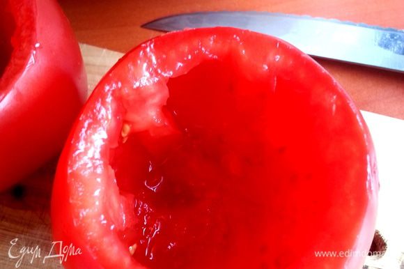 Вычищаем ложкой всю внутренность помидора.