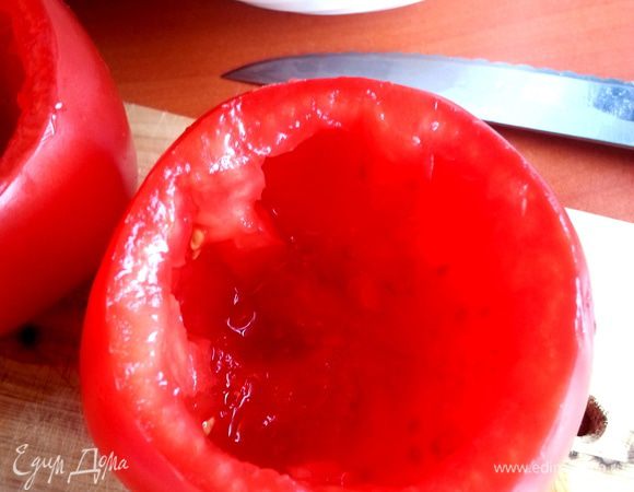 Вычищаем ложкой всю внутренность помидора.