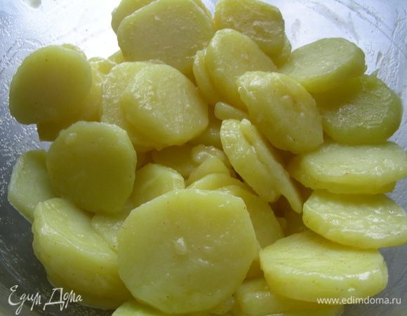 Картофель моем, чистим и режем кружочками. Отвариваем его в подсоленой воде минут 10. В это время смешиваем масло, уксус, соль, перец, паприку. С картофеля сливаем воду, встряхиваем его и обсушиваем. Еще горячим смешиваем его с маринадом. Оставляем остывать.

