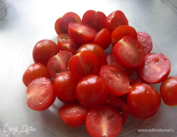Черри режем напополам.


