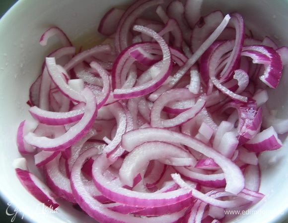Лук режем полукольцами (я его еще замариновала в смеси уксуса с сахаром).