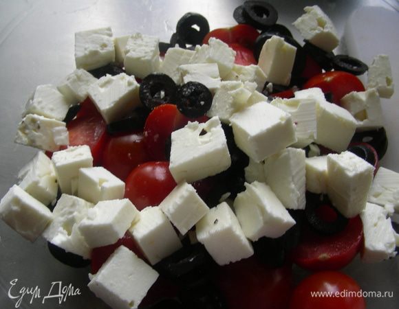 Фету режем кубиками, маслины колечками. Выкладываем их в салатницу. Добавляем помидоры и картофель. Все аккуратно перемешиваем.
