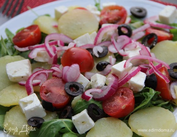 Салатные листья выкладываем на тарелки, а на них наш салат. Приятного аппетита) 