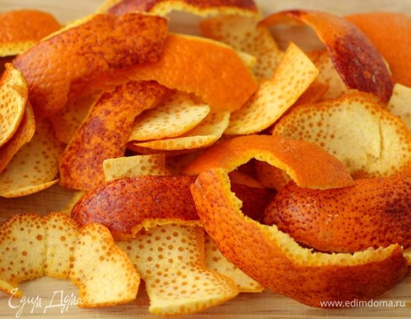 Снять корочки и  нарезать  тонкими полосками. Удалить с них белую часть (альбедо).