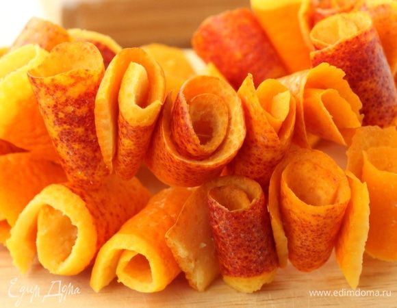 С помощью иглы и нитки сделать бусы, скрутив корочки в спиральки)))