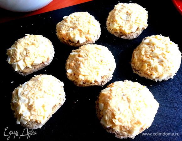 И распределяем оставшийся салатик на ломтиках.