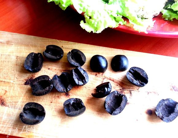 От праздничного стола у меня остались оливки без косточек... Разрезаем каждую вдоль.