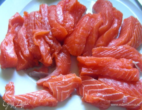 Филе лосося режем полосочками (длиной, подходящей под размер Ваших формочек).

