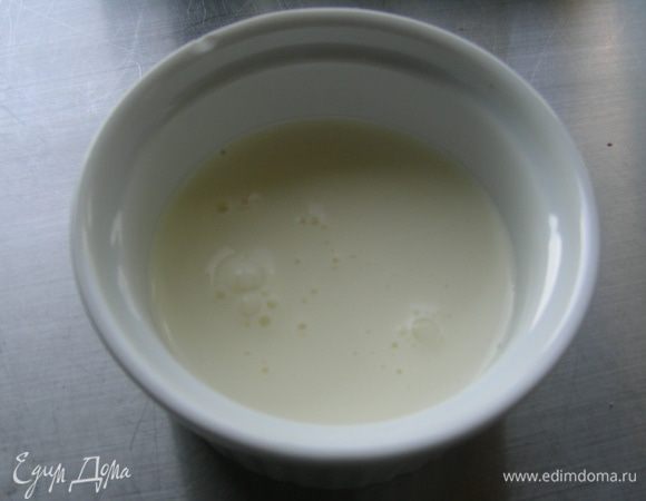 Сливки наливаем в формочку.Солим, перчим по вкусу.

