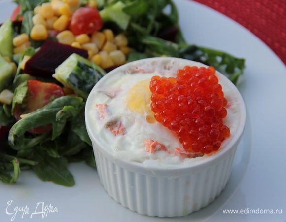 Подаем, полив сливками и украсив 1 ст.л. икры и укропом по вкусу. Я подавала с салатом. Приятного аппетита)
