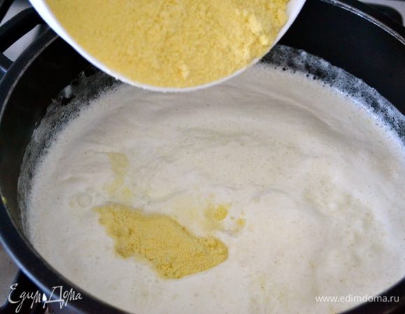 В молоко всыпать осторожно манную крупу, энергично мешая венчиком во избежание образования комочков. 