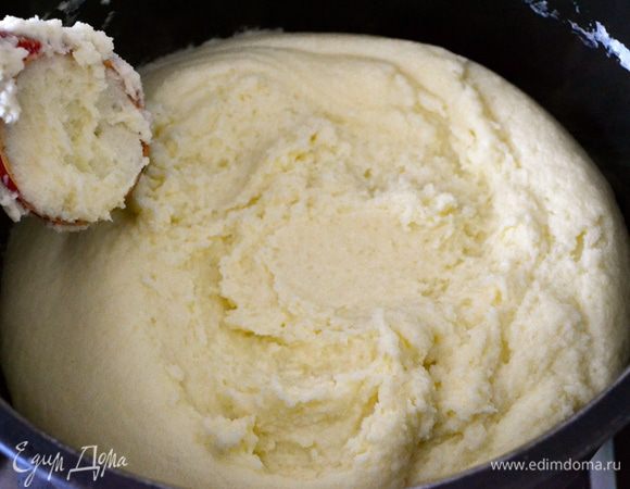 Варить манку несколько минут, постоянно помешивая, пока не загустеет.   