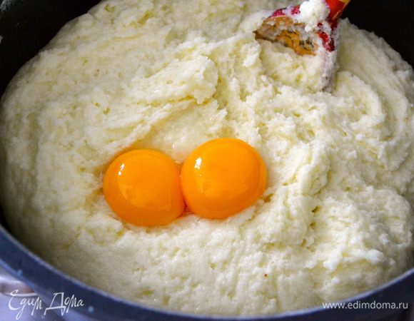 Затем снять с огня, добавить 2 желтка и как следует перемешать. 