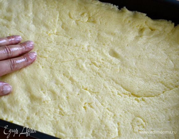 Разровнять манку по всей форме равномерным слоем, помогая себе широким ножом, лопаткой или просто руками, слегка смоченными в воде. Дать массе немного застыть.