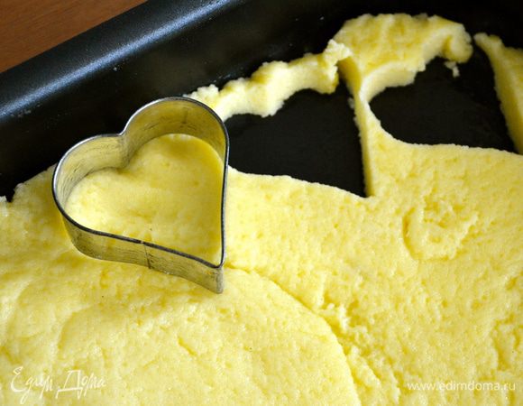 Взять формочку для печенья в виде сердечка и вырезать фигурные ньокки (обычно ньокки "по-римски" нарезаются круглой формы).