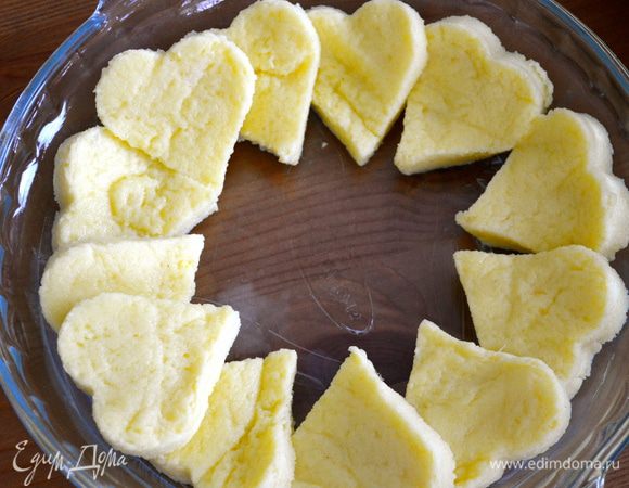 Круглую форму (диаметром 23 см) смазать оставшимся маслом и выкладывать ньокки по кругу, от внешнего края к врутреннему. 