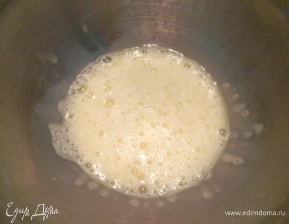 Перемешать вместе все "мокрые" ингредиенты - яйцо, сметану и молоко.